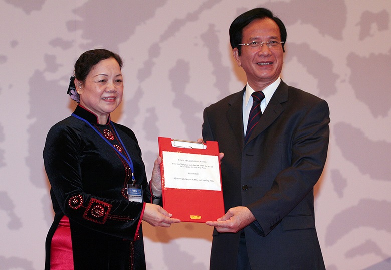 Ms. Ha Thi Khiet presenting the Statement of the 11th WLN Meeting to Mr. Vo Hong Phuc