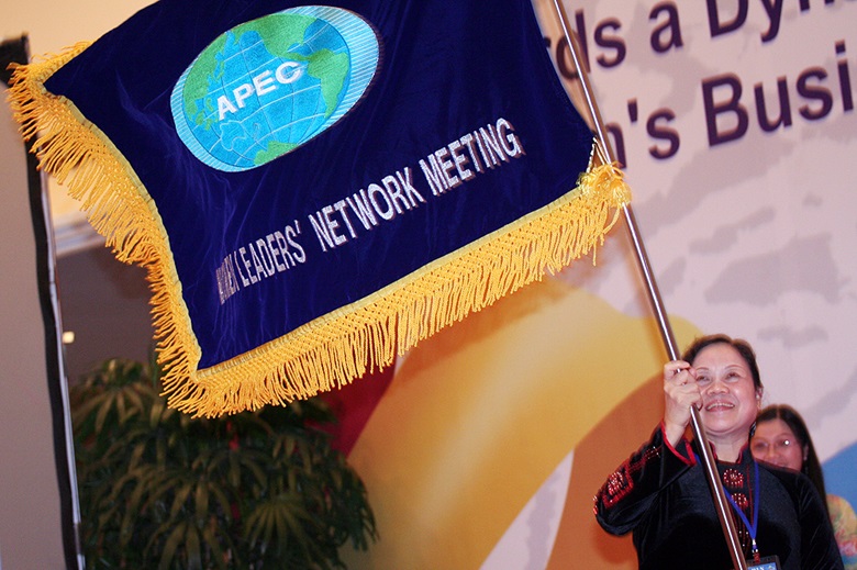 Ms. Ha Thi Khiet waving the APEC WLN flag