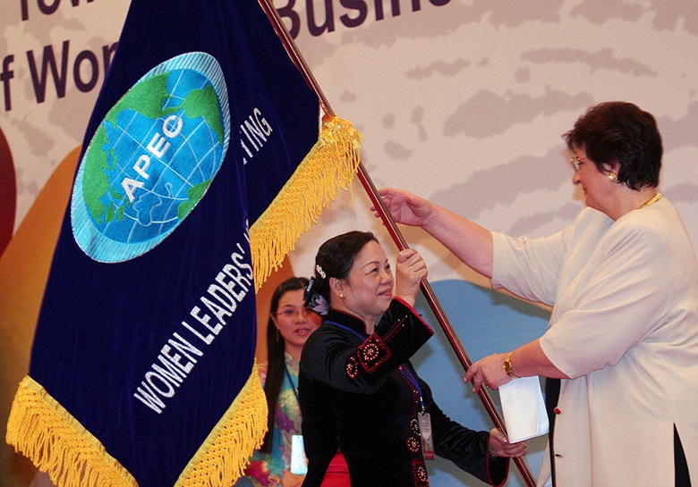 Ms. Ha Thi Khiet passing the APEC WLN flag to Ms. Diana Abruzzi from Australia in preparation for the 12th WLN Meeting in Port Douglas, Australia.
