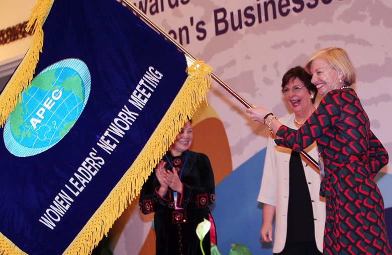 Ms. Ha Thi Khiet cheers on delegates waving the WLN flag in preparation for Australia's hosting of the 12th WLN Meeting